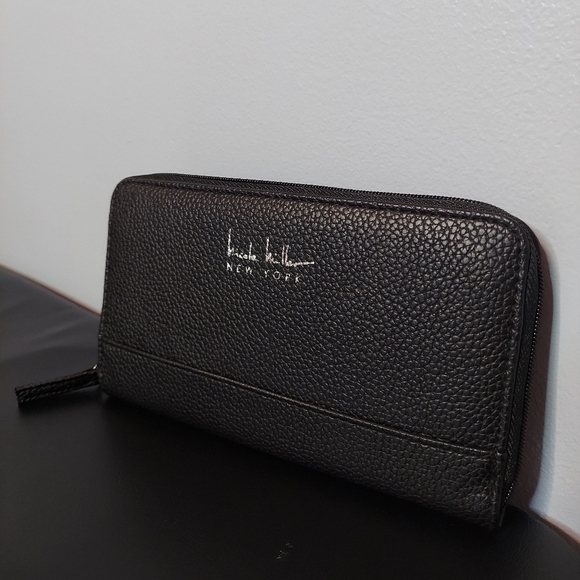 Nicole Miller Black Wallet Pre-owned Faux Leather Multi Compartment Black Zipped - Picture 1 of 13